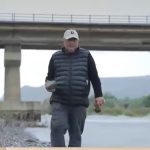 მოქანდაკე, რომელიც რიყის ქვებისგან ნაკეთობებს ქმნის