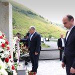 მინისტრებმა სამსახურებრივი მოვალეობის შესრულების დროს დაღუპულების ხსოვნას პატივი მიაგეს და მემორიალი გვირგვინით შეამკეს.