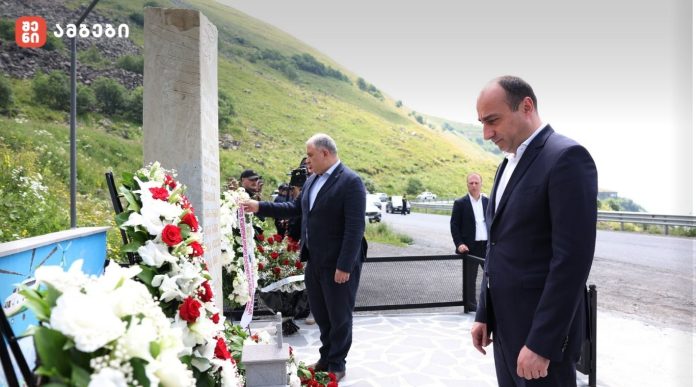 მინისტრებმა სამსახურებრივი მოვალეობის შესრულების დროს დაღუპულების ხსოვნას პატივი მიაგეს და მემორიალი გვირგვინით შეამკეს.
