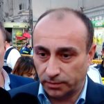 „ამ ეტაპზე რაც შემიძლია დაგიდასტუროთ, რომ მხოლოდ ერთი ადამიანია კლინიკაში გადაყვანილი, კონტაქტურია, უტარდება სამედიცინო დახმარება. ამ ეტაპზე ასევე შეგვიძლია დავადასტუროთ, რომ მხოლოდ ერთი ადამიანია გარდაცვლილი“-გეკა გელაძე