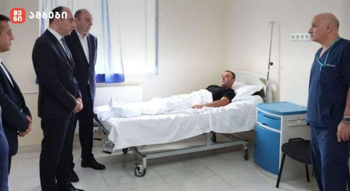 შინაგან საქმეთა მინისტრმა გორში მომხდარი თავდასხმის შედეგად დაჭრილი და დაშავებული პოლიციელები მოინახულა