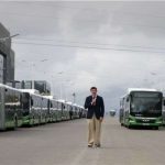 „200 ერთეული 18-მეტრიანი ავტობუსი აღჭურვილია ხმოვანი საინფორმაციო სისტემით, შიდა და გარე ანტივანდალური ვიდეომონიტორინგის სისტემით, მობილურის დასატენი წერტილებით და მონიტორინგის, მართვისა და უსაფრთხოების სხვა თანამედროვე სისტემებით“
