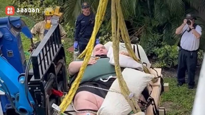 280 კილოგრამიანი მამაკაცის სახლიდან გამოსაყვანად მაშველებმა სახლის კედელი გაანგრიეს და ამწე გამოიყენეს