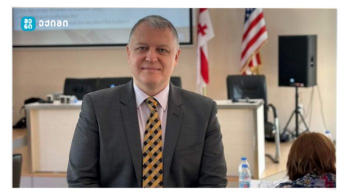 „არა მხოლოდ ადგილობრივი, არამედ გლობალური ჯანმრთელობის რისკია. საქართველომაც უნდა შეიმუშაოს ეროვნული ბიოუსაფრთხოების მონიტორინგის სისტემა, რათა დროულად შეაფასოს გარემოს ცვლილებების გავლენა ჯანმრთელობაზე“ – გიორგი ფხაკაძე