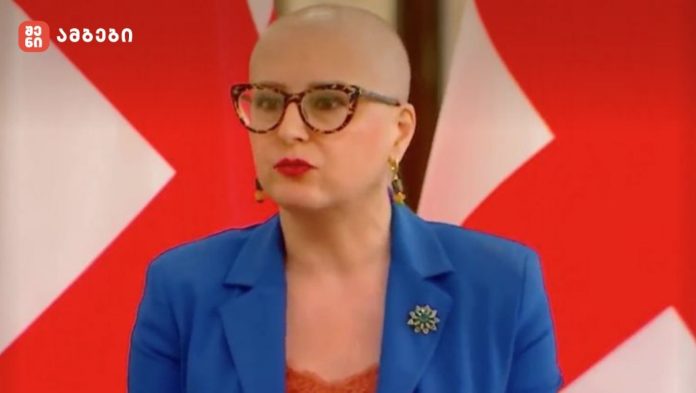 „აქ უკვე მესამე სტადიის სიმსივნე მაქვს... გთხოვთ, გოგოებო, არ დაიზაროთ შემოწმება წელიწადში ორჯერ, საკუთარ თავზე წინ არაფერი დააყენოთ!“ - ხათუნა სამნიძე