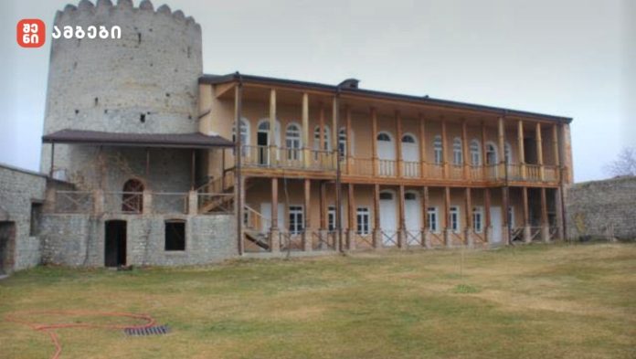 ხაშმის ჩოლოყაშვილების სასახლის მარანი - ხაშმის ჩოლოყაშვილების სასახლის კომპლექსი მდებარეობს ნასოფლარ ყარაბულახის ტერიტორიაზე