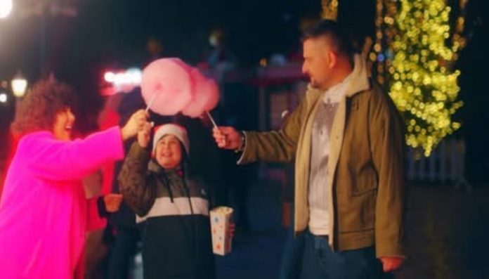 „ახლა კიდევ უფრო და გიჟურად ძვირფასია, ეს სიმღერა და ეს ვიდეო, თავის იდეით და მონაწილე ადამიანებით“ - სალომე ბაკურაძე გვიზიარებს კლიპს, რომელშიც ლაშასთან და სანტისთნ ერთად მონაწილეობს