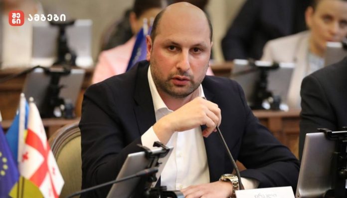 „ყველამ კარგად ვიცით, რომ მათ ბევრჯერ თქვეს უარი თანამშრომლობის გაჯანსაღებაზე - როდესაც ამერიკის ადმინისტრაციას ეხება საქმე, იქ ისე გარბიან, როგორც ჩვენთან ჯანსაღ დიალოგს გაურბიან“-ირაკლი ხელაძე