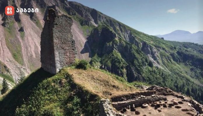 ხიხანის ციხე 4 კოშკისგან, სასახლისგან, ეკლესიისგან, მრავალი საიდუმლო გასასვლელისგან და მარნისგან შედგებოდა. ერთ- ერთი კოშკის წინ მდებარე სწორკუთხა შენობა (12/4.5მ) უნდა ყოფილიყო კიდეც ხიხანის 