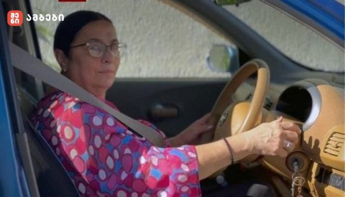 მოსწავლეებმა მანქანა აჩუქეს. საჭირო თანხას ნახევარი წლის განმავლობაში აგროვებდნენ - ჯერ სიძე, შემდეგ კი ერთადერთი შვილი გარდაეცვალა და შვილიშვილს მარტო ზრდის