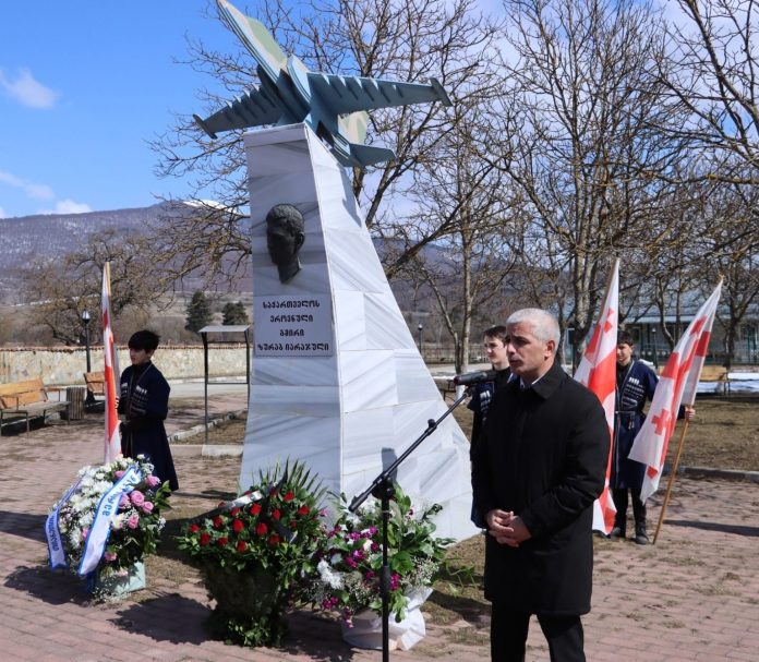 აფხაზეთი ომში გმირულად დაღუპულ Cy-25 მოიერიშე თვითფრინავის მფრინავს ზურაბ იარაჯულს 12 მარტს 55 წელი შეუსრულდებოდა
