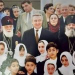 „ეს ფოტო გადაღებულია 1999 წელს, ქუთაისში. ამ ფოტოზე არიან ჩემი ბებია — ქეთევან ფხაკაძე და ჩემი ნათლია — მეუფე კალისტრატე… ორივე მათგანი უკვე წლებია აღარ არის ჩვენთან. და დღეს… ჩვენ დავკარგეთ ჩვენი პატრიარქიც“- გიორგი ფხაკაძის ემოციური პოსტი