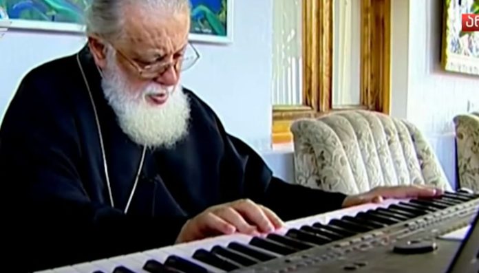 ვიდეო: „იყო ისეთი დღეები, თვეები და წლები, როცა ძალიან უჭირდა ეკლესიას. ვეღარ ვპოულობდი გზას და იმ დროს დაიწერა ეს გულიდან ამოსული სიტყვები და საგალობელი: დავიღალე, დავიღალე, მოდი ჩემთან უფალო“ - საქართველოს კათოლიკოს-პატრიარქი ილია II