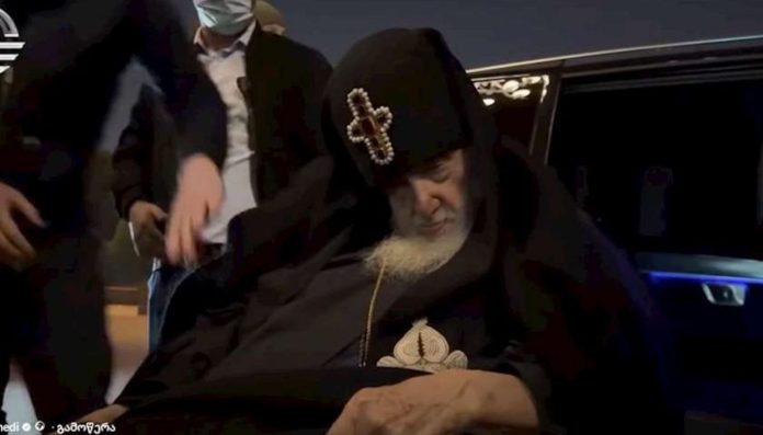 არქიმანდრიტი იოვანე მჭედლიშვილი: უკანასკნელად უწმინდესი სამების საკათედრო ტაძარში 23 ნოემბერს მობრძანდა. როდესაც ტაძრიდან მიბრძანდებოდა, დაცვას უბრძანა: „კარი გააღეთ, ხალხმა დამინახოსო“. ვიდეო