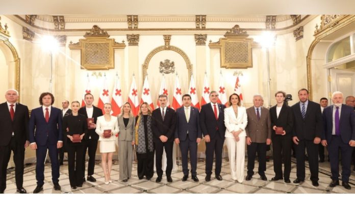 პრეზიდენტმა ფიგურულ მოციგურავეთა ეროვნული ნაკრების წევრები და საქართველოს ფიგურული ციგურაობის ფედერაციის წარმომადგენლები ღირსების ორდენით დააჯილდოვა