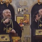 სასულიერო პირი, რომელიც უკვე 14 წელია რაც წირვას ყრუ და სმენა დაქვეითებული მრევლისათვის ჟესტურ ენაზე ატარებს