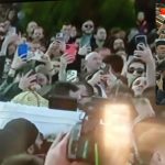 LIVE: „გვიყვარხარ პატრიარქო“ - პატრიარქის ცხედარს სამებისკენ ხელით მიაბრძანებენ და მრევლი შეძახილებით მიაცილებს