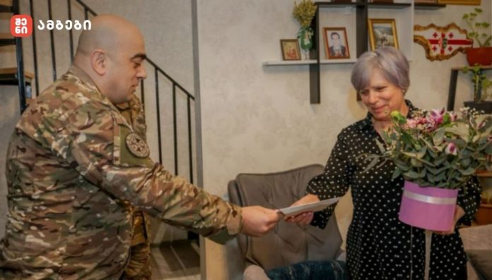 საქართველოს თავდაცვის ძალების სამხედრო მოსამსახურეებმა დაღუპული სამხედროების დედებს 3 მარტი მიულოცეს