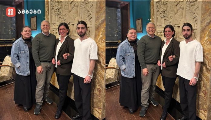 გიორგი ფხაკაძემ საკუთარ რეზიდენციაში — ისტორიულ, მრავალსაუკუნოვანი არქიტექტურის მქონე შენობაში — მედიაჰოლდინგ „შენის“ სარედაქციო გუნდის წევრებს უმასპინძლა