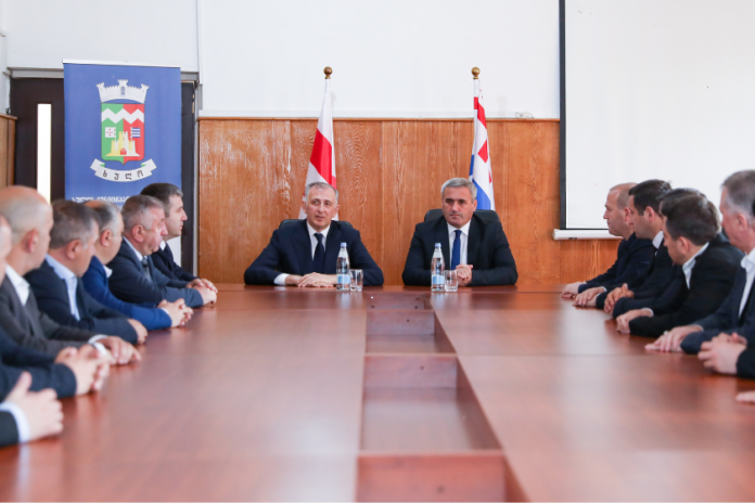 ზურაბ პატარაძემ ხულოს მუნიციპალიტეტის მერიასა და საკრებულოში შეხვედრები გამართა
