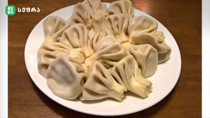 Plate of Georgian dumplings (khinkali) arranged in a ring on a white plate