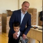 გივი მიქანაძემ პირველკლასელ შვილს სასკოლო ფორმა შეუძინა