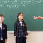 სასკოლო ფორმა და მის ქვეშ დასაშვები ტანსაცმელი — რა უნდა იცოდნენ მშობლებმა — photo: primetime.ge