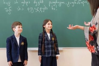 სასკოლო ფორმა და მის ქვეშ დასაშვები ტანსაცმელი — რა უნდა იცოდნენ მშობლებმა — photo: primetime.ge