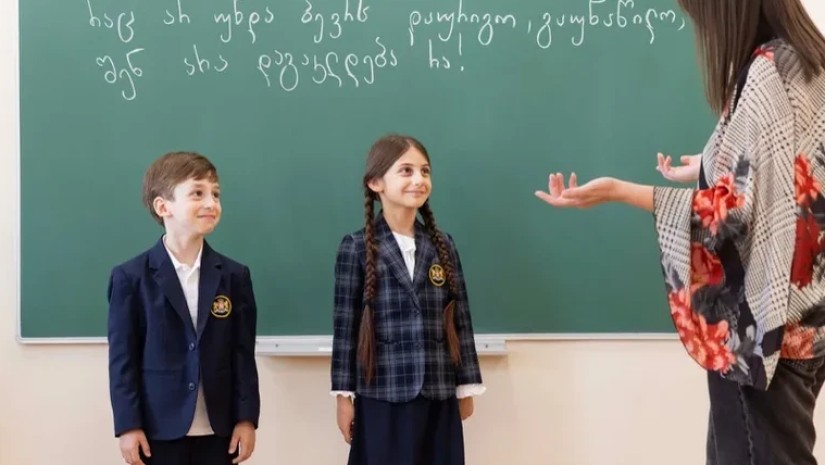 სასკოლო ფორმა და მის ქვეშ დასაშვები ტანსაცმელი — რა უნდა იცოდნენ მშობლებმა — photo: primetime.ge