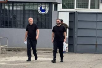 თავდაცვის სამინისტროს თანხის გაფლანგვაში მსჯავრდებულები მხეიძე და ხაინდრავა სასჯელს მოეხსნენ — photo: primetime.ge