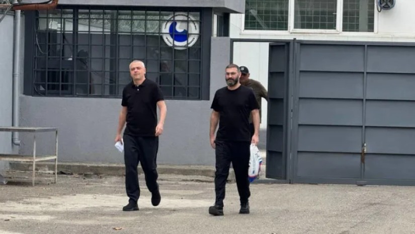 თავდაცვის სამინისტროს თანხის გაფლანგვაში მსჯავრდებულები მხეიძე და ხაინდრავა სასჯელს მოეხსნენ — photo: primetime.ge