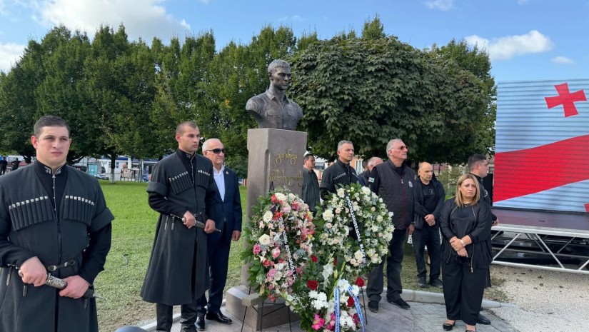 ზუგდიდი გმირს პატივს მიაგებს — გიორგი ანწუხელიძის ბიუსტი გმირთა ხეივანში დაიდგა — photo: primetime.ge