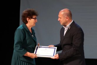 მასწავლებლის დღეს გურიაში: განათლების მინისტრმა ვეტერანი პედაგოგები დააჯილდოვა — photo: primetime.ge
