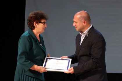 მასწავლებლის დღეს გურიაში: განათლების მინისტრმა ვეტერანი პედაგოგები დააჯილდოვა — photo: primetime.ge