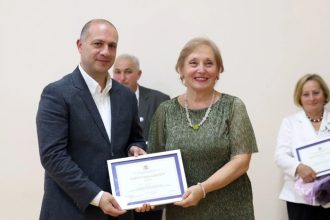 მასწავლებლის დღეს ფოთსა და ხობში გამოჩენილი პედაგოგები დააჯილდოვეს — photo: primetime.ge
