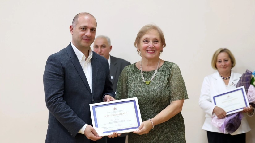 მასწავლებლის დღეს ფოთსა და ხობში გამოჩენილი პედაგოგები დააჯილდოვეს — photo: primetime.ge