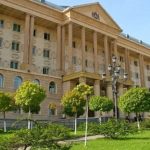 რუსი მოქალაქე, რომელმაც თბილისში აივნიდან მოშარდა, 15-დღიანი პატიმრობითა და დეპორტაციით დაისაჯა — photo: primetime.ge