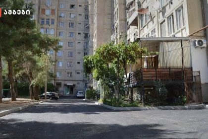 სასწაულად არიან გადარჩენილი, მეზობლებმა გადაარჩინეს ... - „მადლობა უფალო მათი გადარჩენისთვის და იმისთვის რომ კეთილმა ხალხმა გულისხმიერება გამოიჩინეს და ერთობლივად გადავარჩინეთ პაწიები. მე-12 სართულზე ბავშვი მოაჯირზე ავიდა, ხოლო პატარა გოგო უკნიდან აწვებოდა და ეხმარებოდა მოაჯირზე ასვლაში. ბავშვი სარეცხის თოკებს მიწვდა და თოკებზე დაიწყო თამაში“