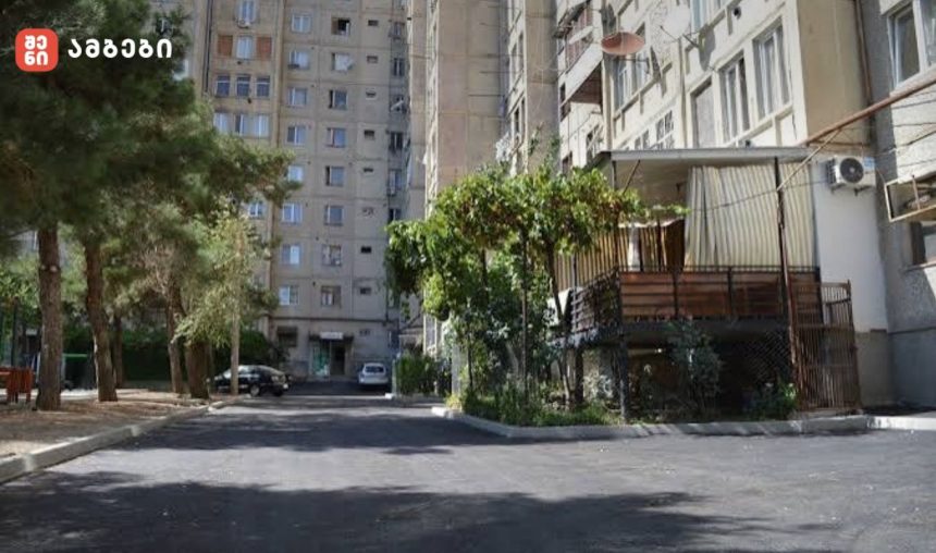 სასწაულად არიან გადარჩენილი, მეზობლებმა გადაარჩინეს ... - „მადლობა უფალო მათი გადარჩენისთვის და იმისთვის რომ კეთილმა ხალხმა გულისხმიერება გამოიჩინეს და ერთობლივად გადავარჩინეთ პაწიები. მე-12 სართულზე ბავშვი მოაჯირზე ავიდა, ხოლო პატარა გოგო უკნიდან აწვებოდა და ეხმარებოდა მოაჯირზე ასვლაში. ბავშვი სარეცხის თოკებს მიწვდა და თოკებზე დაიწყო თამაში“