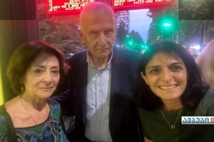 რომანის გმირები ცხოველი ადამიანების სახით გაჩერებაზე