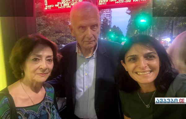 რომანის გმირები ცხოველი ადამიანების სახით გაჩერებაზე