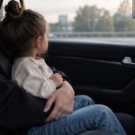 საგზაო უსაფრთხოება: ბავშვის დაკავება უკანა სავარძელზე რომელი წესით?