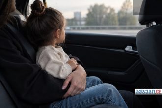 საგზაო უსაფრთხოება: ბავშვის დაკავება უკანა სავარძელზე რომელი წესით?