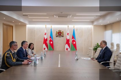 თავდაცვის მინისტრი აზერბაიჯანის დიპლომატებს შეხვდა