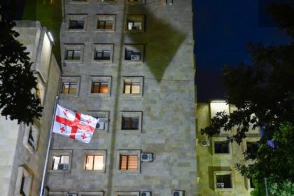 პროკურატურა თაღლითობის ბრალდებით ორ პირს სდებს