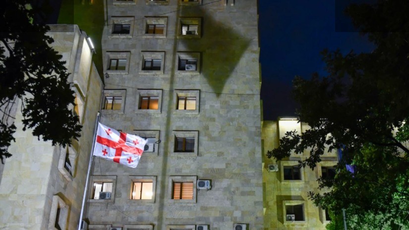 პროკურატურა თაღლითობის ბრალდებით ორ პირს სდებს