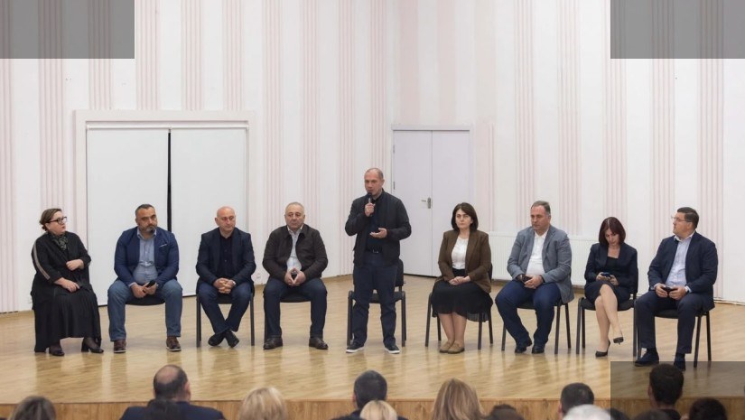 მინისტრი მიქანაძე ხაშურის სკოლების პრობლემებს განიხილა
