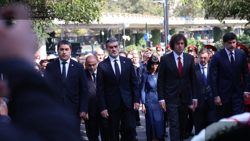 ყაველაშვილი გმირთა მემორიალს გვირგვინით შეამკო