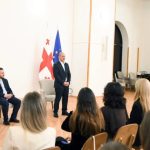 მიქანაძე ახალგაზრდა სტაჟიორებს შეხვდა