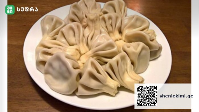 Plate of Georgian dumplings (khinkali) arranged in a ring on a white plate